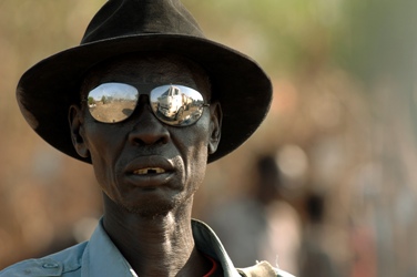 An IDP & a member of the Murle tribe displaced by the Lou Nuer attacks in the eastern Jonglei State, on 22 March 2009 waits his turn to receive food ration distributed by the WFP (photo UN)