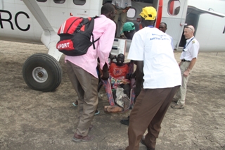Akobo youth taking a wounded person into an IRC plane. 23 Jan. 2012 (ST)