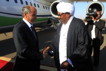 FILE - Sudan's President Omar Hassan al-Bashir shakes hands with Libya's National Transitional Council (NTC) leader Mustafa Abdel Jalil (L) upon his arrival at Khartoum Airport November 25, 2011 (Reuters)