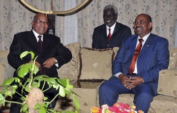 FILE - Sudan's President Omar Hassan al-Bashir (R) and South Africa's President Jacob Zuma (L) meet after Zuma arrived in Khartoum July 8, 2011 (Reuters)
