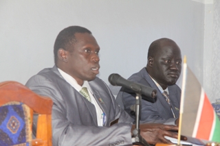 Lakes state parliame­nt speaker John Mari­k Makur (left) and Assembly clerk Benja­min Matiok (right) (ST)