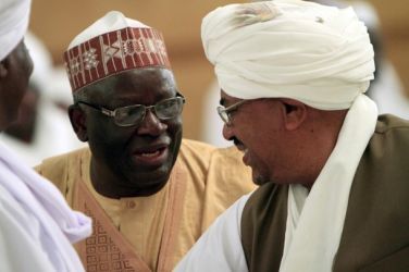 Sudanese President Omar Hassan al-Bashir (R) talks to UNAMID Joint Special Representative (JSR) and Joint Chief Mediator Ibrahim Gambari during the wedding ceremony between the daughter of tribal leader Musa Hilal and Chad President Idriss Deby in Khartoum January 20, 2012. (Reuters))
