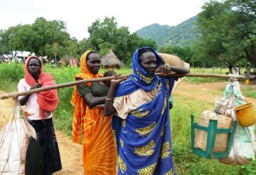 Sudanese women arrive in the Ethiopian part of Kurmuk after fleeing their country (photo UNHCR)