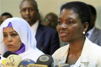 U.N. Under-Secretary General for Humanitarian Affairs Valerie Amos (R) speaks during a joint news conference with Sudanese Social Welfare Minister Amira al-Fadel Mohamed (L) in Khartoum January 4, 2012. (Reuters/Mohamed Nureldin Abdallah)