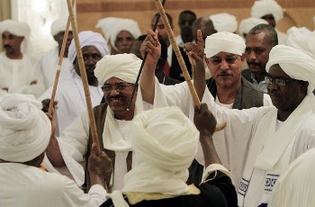 Sudanese President Omar Hassan al-Bashir (L) celebrates with tribal leader and father of the bride Musa Hilal after the wedding ceremony between Amani Musa Hilal and Chad President Idriss Deby in Khartoum January 20, 2012 (REUTERS PICTURES)