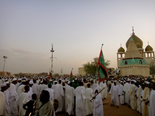 حلقة ذكر لجماعة صوفية في مقابر الشيخ حمد النيل بامدرمان