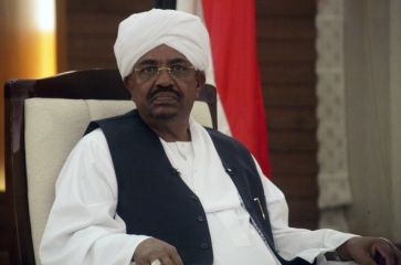 الرئيس السوداني عمر البشير خلال لقائه التلفزيوني امس الجمعة 3 فيراير 2012