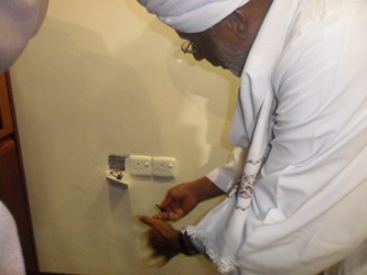 الترابي يوضح للصحافة الكيفية الت وضع بها جهاز التصنت في مكتبه في الخرطوم في 19 فبراير 2012 (سودان تربون)
