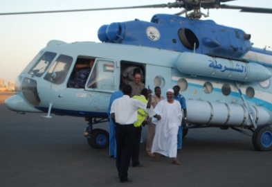 وزير الزراعة السوداني عبد الحليم إسماعيل المتعافي لحظة وصوله لمطار الخرطوم على متن طائرة تتبع للشرطة السودانية (سودان تربيون)