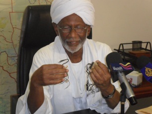 Al-Turabi displays listening devices he claimed were planted at his party HQ. He was addressing a press conference in Khartoum on 19 January 2012. (ST)