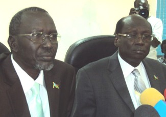 FILE - South Sudan’s oil minister Stephen Dhieu (L) and Minister of Media Benjamin Marial (R) (Gurtong)