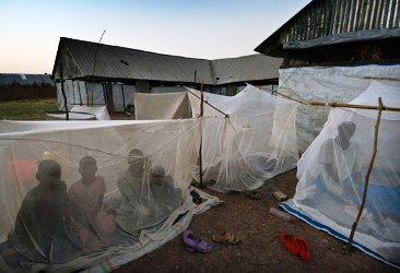Mothers and children waking up under mosquito nets at MSF health facility, South Sudan. (photo MSF)