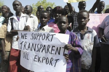 South Sudanese express their support as President Salva Kiir declared a halt on all oil operations in South Sudan, in Juba January 23, 2012.  (Reuters)