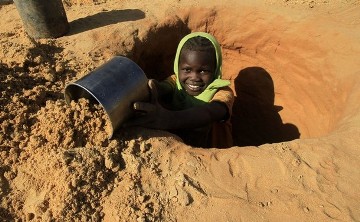An internally displaced girl digs a hole at the Abu Shouk camp near El Fasher January 16, 2012 (Reuters)