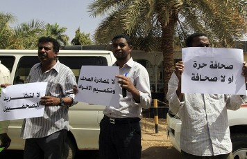Journalists demonstrate outside the press and publication council against the closure of two Islamist newspapers Alwan and al-Rai al-Shaab in Khartoum February 7, 2012 (Reuters)