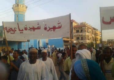 سكان الحي الذي شهد عملية القتل يتظاهرون ضد عنف الشرطة (سودان تربيون)