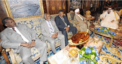 (From right to left) Saudi King Abdullah bin Abdel Aziz, Sudanese president Omer Hassan al-Bashir, Presidential affairs minister Bakri Hassan Salih, foreign minister Ali Karti, finance minister Ali Mahmood Abdel-Rassol (SPA)