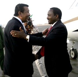 Kenyan Vice-President Kalonzo Musyoka met at Khartoum airport by Sudan presidential assistant Galal al-Digair March 24, 2012 (SUNA)