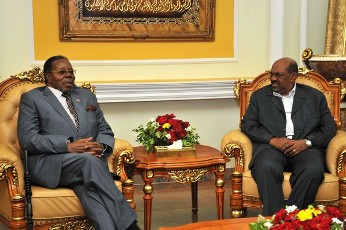 FILE - Sudanese President Omer al-Beshir meets with Malawi President Ngwazi Bingu wa Mutharika (L) and Chairperson of the African Union in the capital Khartoum on 26 January 2011(ASHRAF SHAZLY/AFP/Getty Images)