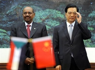 Chinese President Hu Jintao (R) and Sudan's President Omer Hassan al-Bashir attend the signing ceremony at the Great Hall of the People in Beijing Wednesday, June 29, 2011 (AP Photo/Liu Jin, Pool)