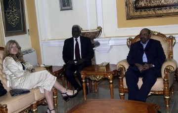Sudan's President Omar al-Bashir meets the Special Representative of the Secretary-General to the Republic of South Sudan, Hilda Johnson, in Khartoum February 29, 2012 (Reuters)