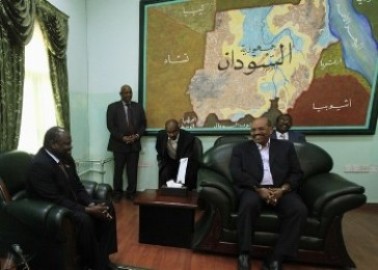 Sudan’s President Omer al-Bashir (R) meets head of South Sudan delegation Pagan Amum, in Khartoum March 22, 2012. (REUTERS)