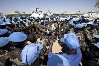 File- UNAMID’s Force Commander Lieutenant General Patrick Nyamvumba of Rwanda (C) speaks to Senegalese peacekeepers (REUTERS)