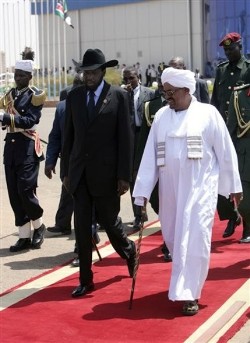 FILE - South Sudanese President Salva Kiir, left, and Sudanese President Omer Hassan al-Bashir, right, walk together at the airport in Khartoum, Sudan, Sunday, Oct. 9, 2011 (AP)