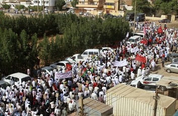 People make their way to the funeral of Mohamed Ibrahim Nugud, head of Sudan's Communist Party, in Khartoum March 25, 2012 (REUTERS)