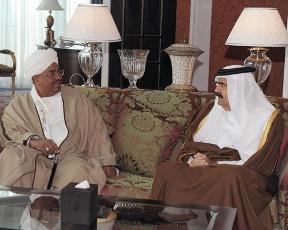 Sudan's President Omer Hassan al-Bashir (L) and Qatar's Emir Sheikh Hamad bin Khalifa al-Thani (R) - QNA