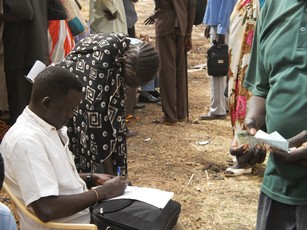WFP staff is issueing ratio cards to returnees at Bentiu port, 16 March 2012 (ST)
