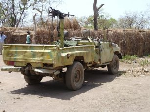 A flatbed truck with a mounted machine gun used by rebels of the SPLM North, in Yida market (Source: Martin Plaut/BBC)