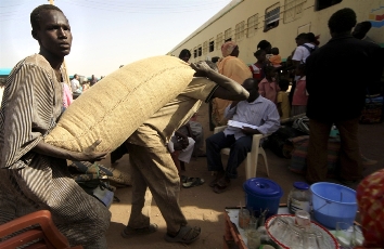 افراد عائلات من جنوب السودان لدى وصولهم محطة قطار في الخرطوم يوم 1 مارس تمهيداً لترحليهم لبلادهم - رويترز