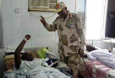 وزير الدفاع عبدالرحيم حسين يزور جنود حرجي في مستشفى ام درمان العسكري