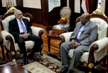 الرئيس السوداني عمر البشير يلتقي وزير الخارجية المصري محم كامل في الخرطوم 15 ابريل 2012