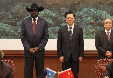 رئيسا الصين وجنوب السودان في بكين اثناء مراسم التوقيع على اتفقات ثنائية بين البلدين يوم 24 ابريل 2012