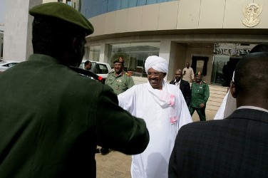 الرئيس السوداني عمر البشير يصاحف مهنيا افراد الجيش السوداني في الخرطوم بعد الاعلان عن استعادة الهجليج في يوم الجمعة 20 ابريل 2012