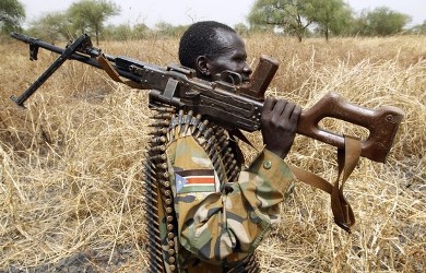 A South Sudan's army, or the SPLA, soldier holds his gun in Halop in Unity State of South Sudan April 24, 2012. (Reuters)