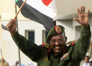 Sudanese President Omer Hassan al-Bashir waves to supporters after receiving victory greetings at the Defence Ministry, in Khartoum April 20, 2012 (Reuters)