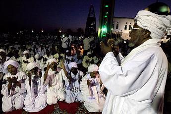 FILE - Members of the Islamic Group Movement pray during a rally at the Al Shaheed Mosque in Khartoum (Mohamed Nureldin Abdallah/Reuters)