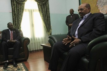 File - Sudan's President Omer al-Bashir (R) meets South Sudan’s chief negotiator Pagan Amum, in Khartoum March 22, 2012 (REUTERS)