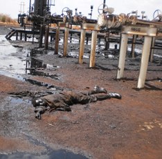 Oil facility destroyed by the recent clashes between SPLA and SAF in Heglig and the corpse of a SAF soldier, April 17, 2012 (ST)
