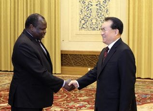 Pagan Amum (L), sec-gen of ruling SPLM in South Sudan, meets with Li Changchun, senior member of the Communist Party of China (CPC) in Beijing, capital of China, Oct. 21, 2011. (Xinhua/Ding Lin)