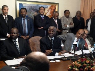 Pagan Amum (left), chief negotiator from South Sudan, lead mediator for the African Union, Thabo Mbeki (centre) and Sudan’s head negotiator Idriss Abdu Qadir , in Addis Ababa on March 13, 2012 (GETTY)