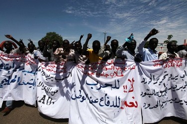 Supporters of SPLM take part in a rally in support of South Sudan taking control of the Heglig oil field, in Juba April 13, 2012. (Reuters)