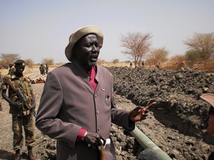 South Sudan's oil minister at the new pipeline constructed by Khartoum into South Sudan oil facility, April 4,2012 (ST)