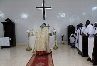 A Bishop stands in front of the altar during Easter Sunday service at Episcopal Church of the Sudan Diocese of Khartoum All Saints Cathedral in Khartoum April 24, 2011 (Reuters)