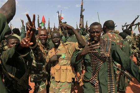 Sudanese military soldiers flash victory signs and brandish their weapons during the visit of Sudanese President Omar al-Bashir in Heglig, April 23, 2012.  REUTERS/Mohamed Nureldin Abdallah