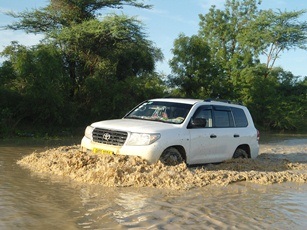 The car of the state minister of law enforcement , Duop Lam, moving in deep water on Bor town-Pakuau road in Bor, May 17, 2012 (ST)