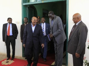 Sudan's President Omar al-Bashir (C) smiles with South Sudan's delegation member Deng Alor (2nd R) after a meeting with head of South Sudan's delegation Pagan Amum, in Khartoum March 22, 2012 (Reuters)